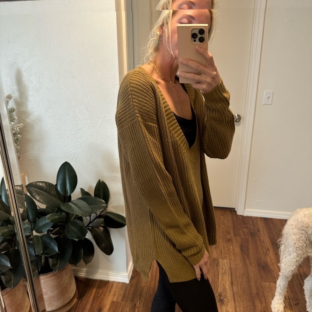🌟SALE🌟 Six. Crisp. Days v-neck brown sweater size xs/s - Picture 2 of 7